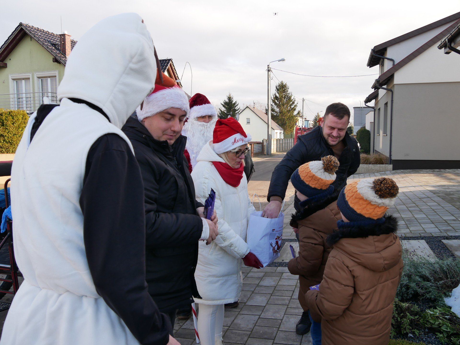 Mikołaj wraz z pomocnikami rozdali słodkie upominki w Łubnicy