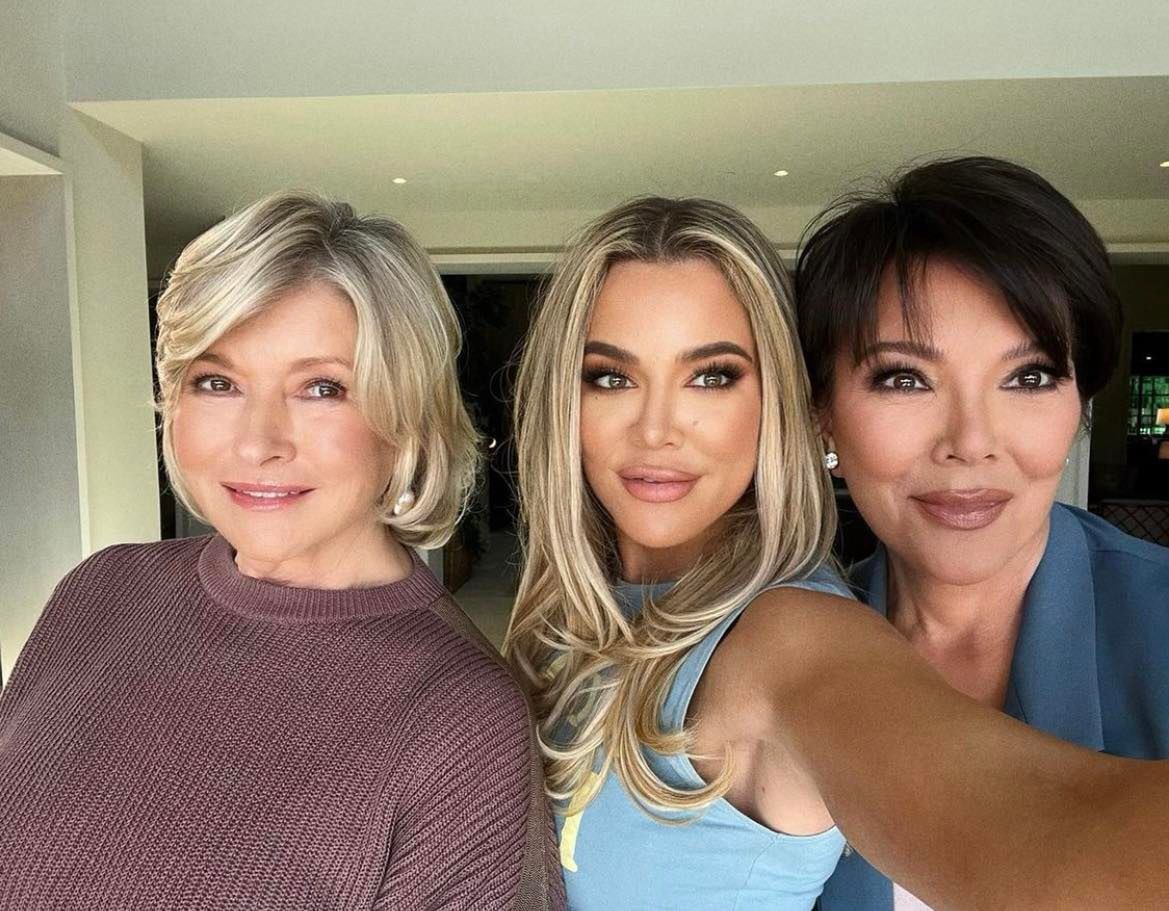 Mocno wyretuszowana Khloe Kardashian pozuje z Kris Jenner i Marthą Stewart