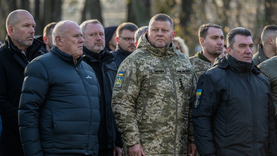 Wa�erij Za�u�ny
Kij�w, Ukraina, 25.11.2023. Naczelny dow�dca Si� Zbrojnych Ukrainy, cz�onek Rady Bezpiecze�stwa Narodowego i Obrony Ukrainy gen. Wa�erij Za�u�ny (C) podczas uroczystych obchod�w 91. rocznicy Wielkiego G�odu, 25 bm. w Kijowie. W latach 1932-1933 wywo�any przez w�adze sowieckie g��d w Ukrainie poch�on��, jak szacuj� historycy, ponad 4 miliony ofiar. Ho�odomor zapisa� si� w pami�ci Ukrai�c�w jako ludob�jstwo, maj�ce na celu wyniszczenie narodu przez imperium, kt�re podbi�o ich ziemie. (vr/amb) PAP/Viacheslav Ratynskyi
Viacheslav Ratynskyi
91., Ho�odomor, konflikt zbrojny, rocznica, rocznicowe, Wielkiego G�odu, wojna, wojna w Ukrainie, z�o�enie kwiat�w, 91 91. rocznica rocznicy