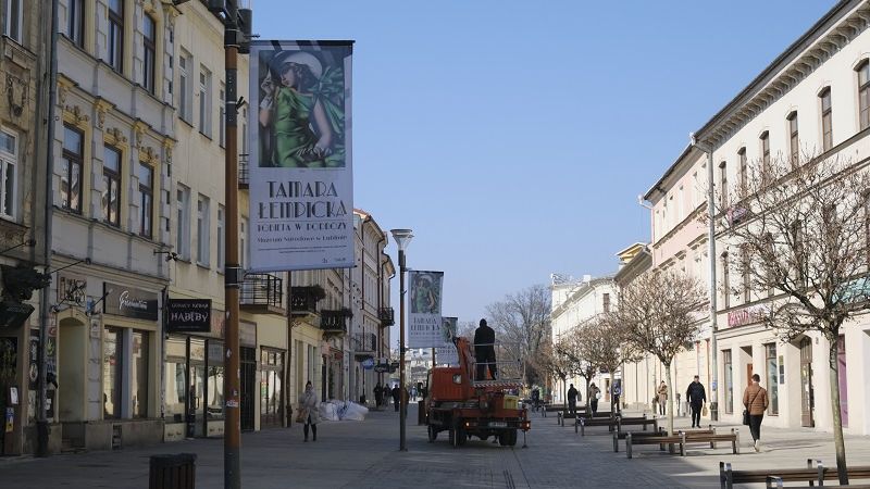 Miasto promuje wystawę Tamary Łempickiej na deptaku