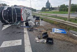 Wypadek z udziałem karetki. Pojazd jechał na sygnale, dachował