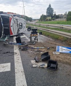 Wypadek z udziałem karetki. Pojazd jechał na sygnale, dachował