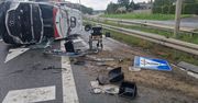 Wypadek z udziałem karetki. Pojazd jechał na sygnale, dachował