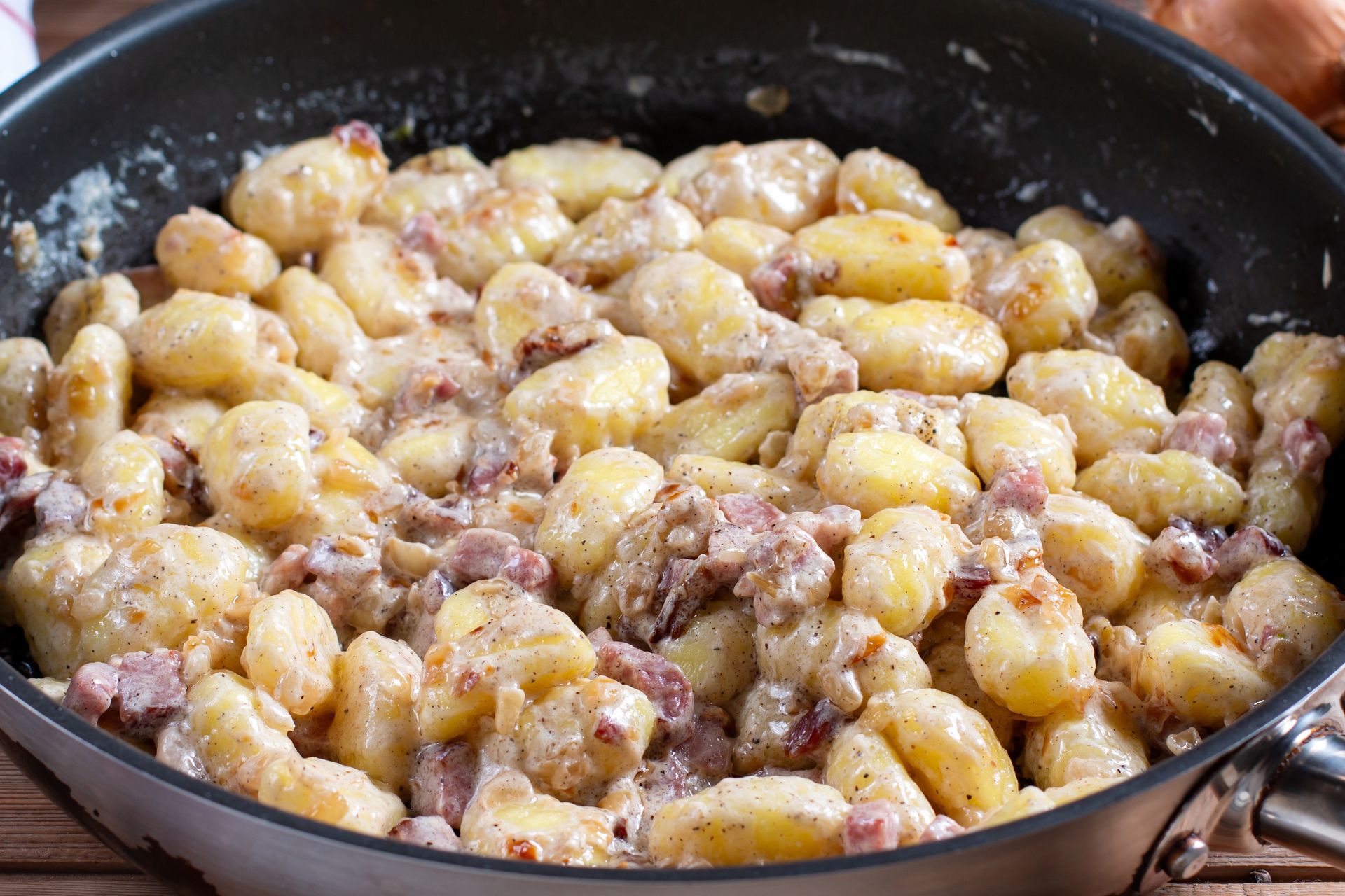 Mięciutkie kluseczki w kremowym sosie. Tak pyszne, iż trudno przestać jeść