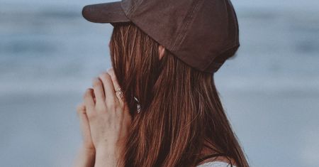 Jeden z najważniejszych dodatków na wiosnę. Nie każdy wie, jak go nosić