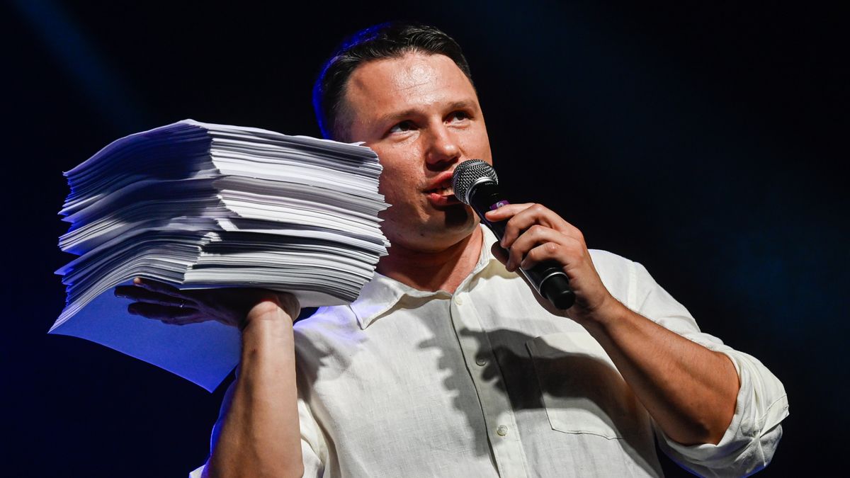 WROCLAW, POLAND - SEPTEMBER 28: Slawomir Mentzen, leader of Poland’s Far Right Konfederacja (Confederation) Party, delivers a speech to supporters during a convention rally ahead of October’s general elections on September 28, 2023 in Wroclaw, Poland. Parliamentary elections will be held in Poland on 15 October 2023 to elect members of the lower house of parliament and Senate. (Photo by Omar Marques/Getty Images)