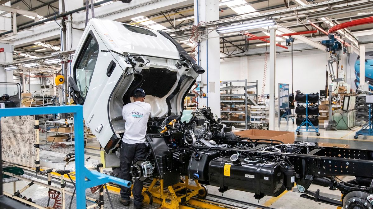 Na zdjęciu montaż elektrycznego samochodu ciężarowego. Polska dostała 700 mln euro na modernizację infrastruktury ładowania tego typu pojazdów