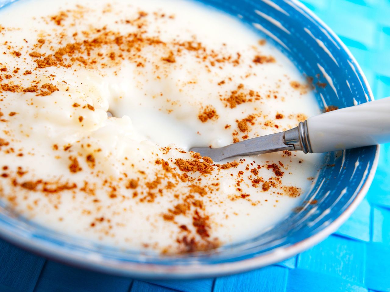 Yoghurt with cinnamon and cardamom literally sweeps away pounds