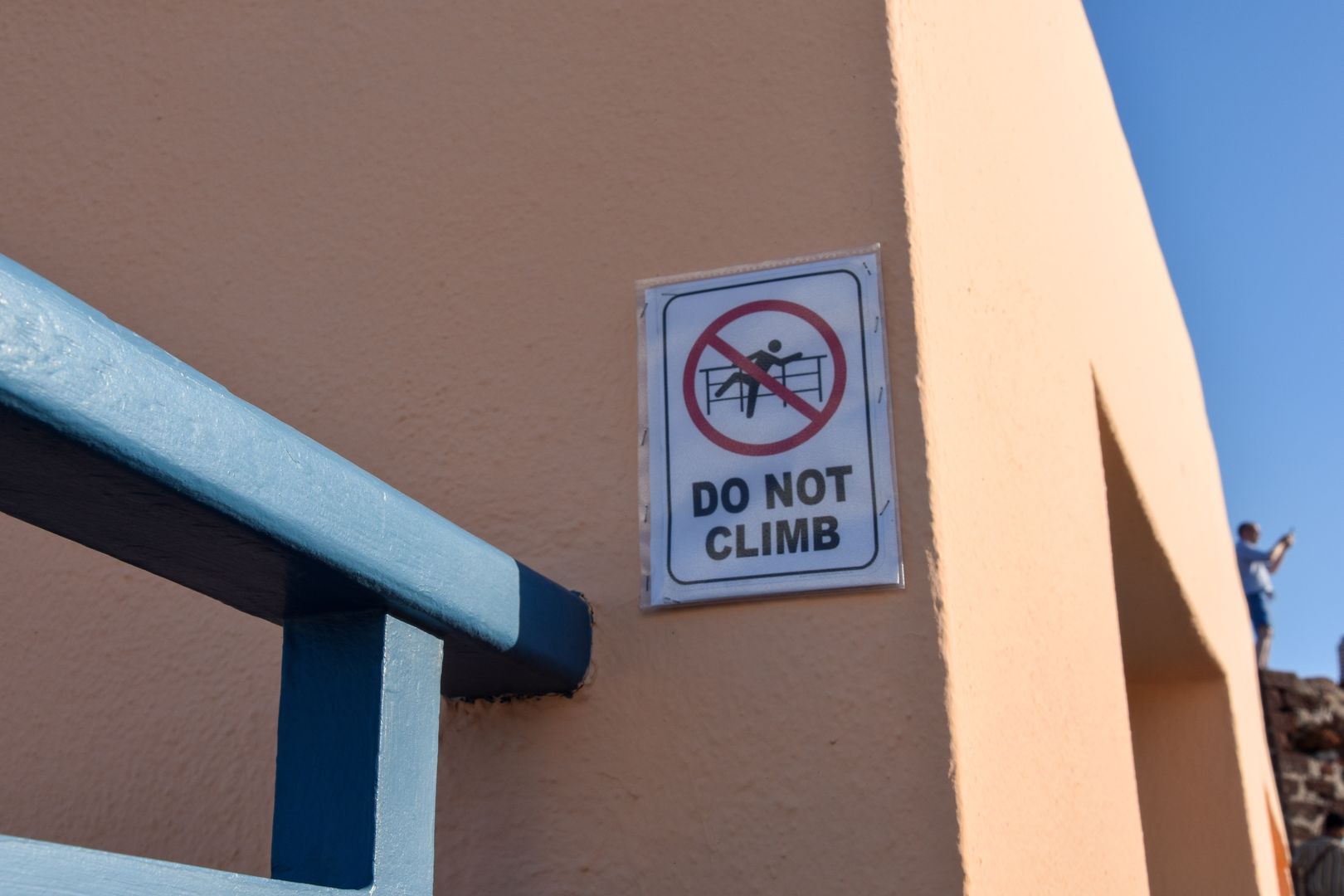 Tabliczki na domach na Santorini