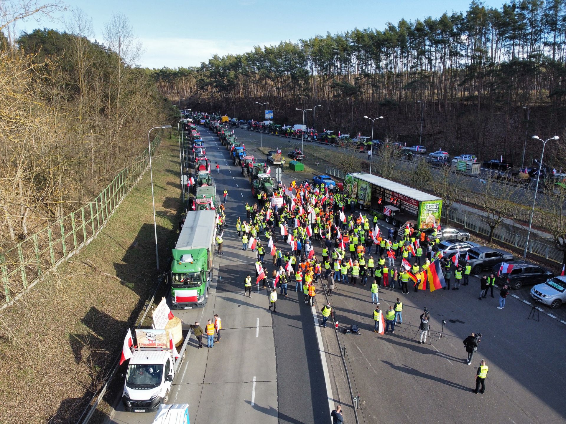 Świecko, 25.02.2024. Protest rolników � blokada dojazdu do terminalu odpraw celnych na polsko-niemieckiej granicy w Świecku, 25 bm. Powodem protestów rolników w całej Polsce jest m.in. niedawna decyzja Komisji Europejskiej o przedłużeniu bezcłowego handlu z Ukrainą do 2025 roku, a także sprzeciw wobec prowadzonej przez Unię Europejską polityce Zielonego Ładu. (ad) PAP/Lech Muszyński