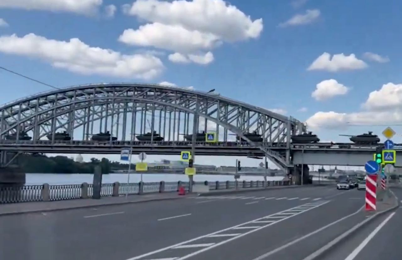 Transport of T-90M tanks in Petersburg