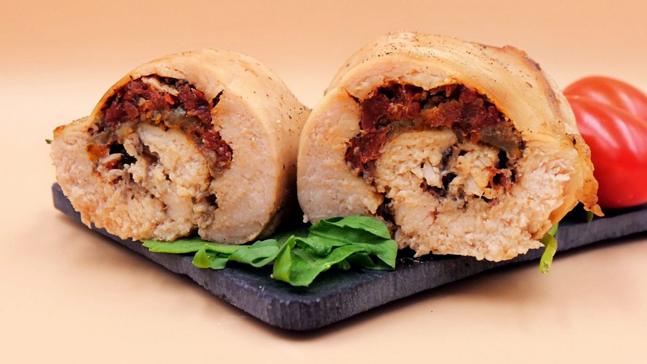 Rolada z kurczaka, która smakuje jak z restauracji, a robi się ją z kilku składników