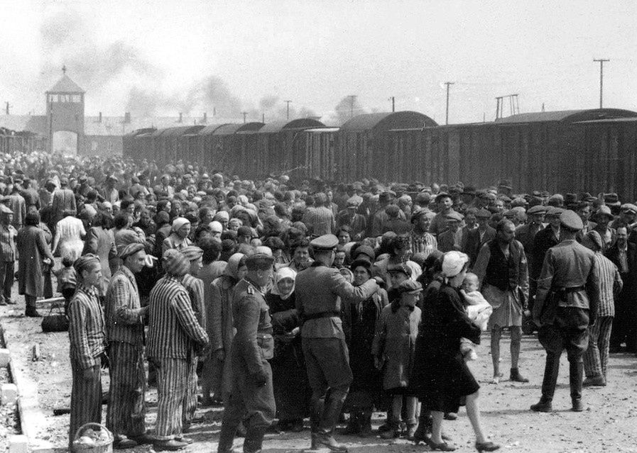 Węgierscy Żydzi na rampie w Auschwitz-Birkenau.