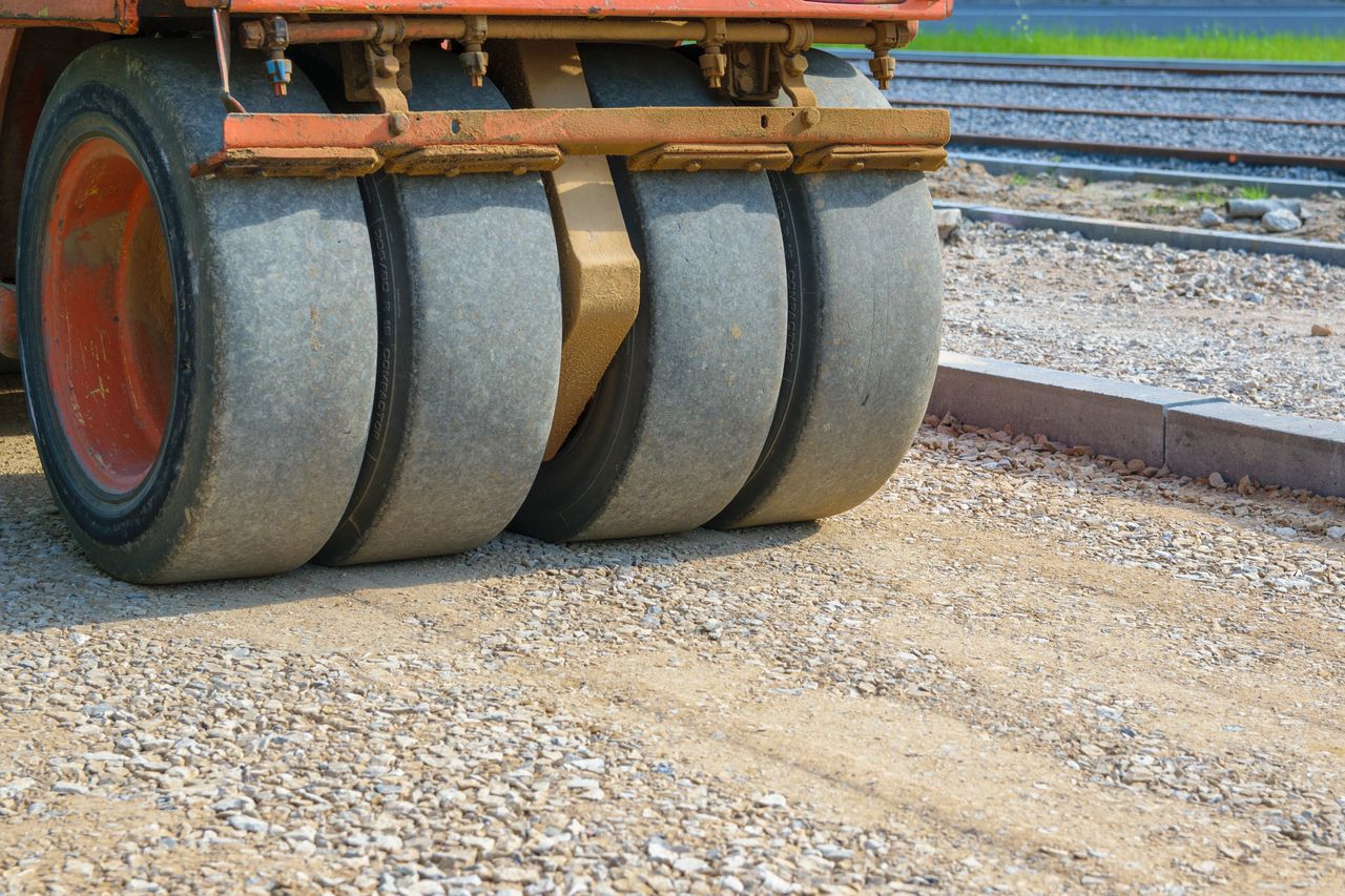 Legnica: Remont ul. Poznańskiej - korki szybko się nie skończą. Będzie kolejny etap modernizacji. Chce ją przeprowadzić aż 10 firm