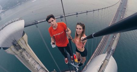 Rosjanka robi najbardziej niebezpieczne selfie! (ZDJĘCIA)