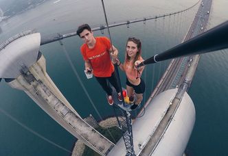 Rosjanka robi najbardziej niebezpieczne selfie! (ZDJĘCIA)