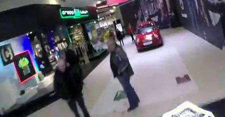 Wariat na motocyklu przejeżdża przez galerię handlową w Tarnowie [wideo]
