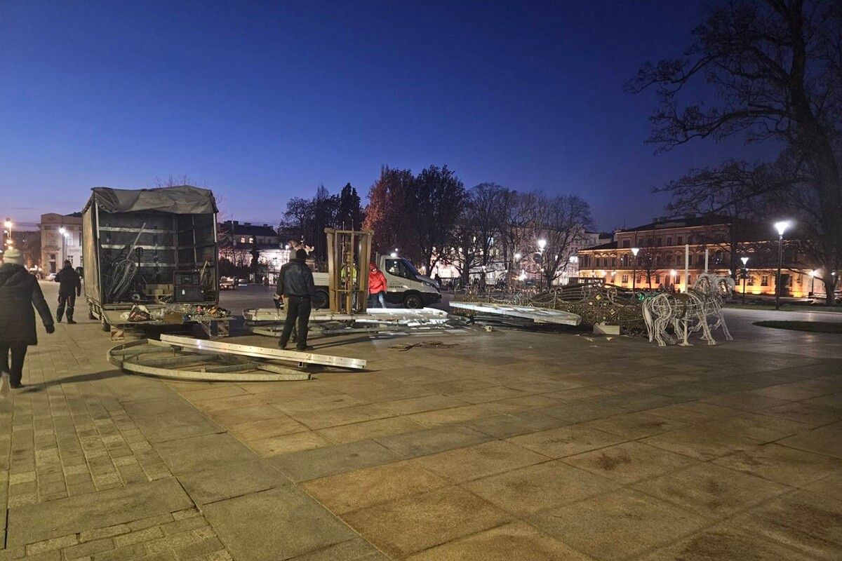 Montaż karuzeli świątecznej na Placu Litewskim