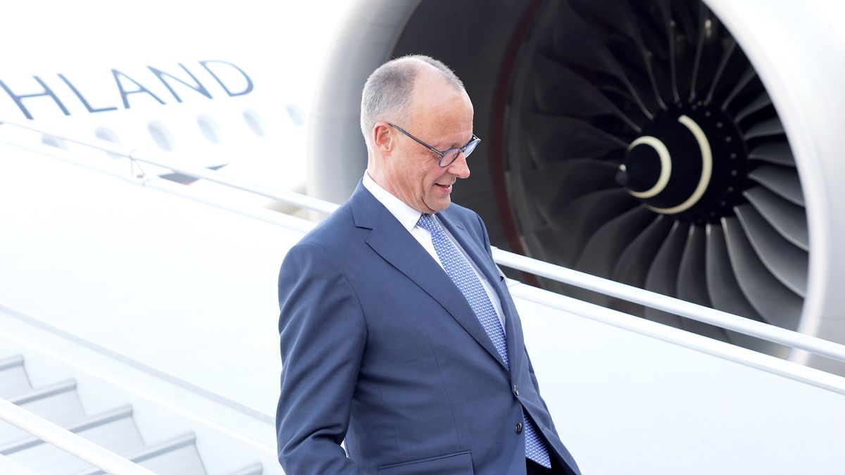 Germany's newly elected Chancellor Friedrich Merz disembarks his plane upon his arrival in Warsaw, Poland, 07 May 2025. The new German chancellor is visiting France and Poland the day after his election. EPA/HANNIBAL HANSCHKE Dostawca: PAP/EPA.