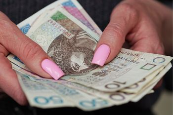 Płacisz uszkodzonym banknotem? Przepisy mówią jasno