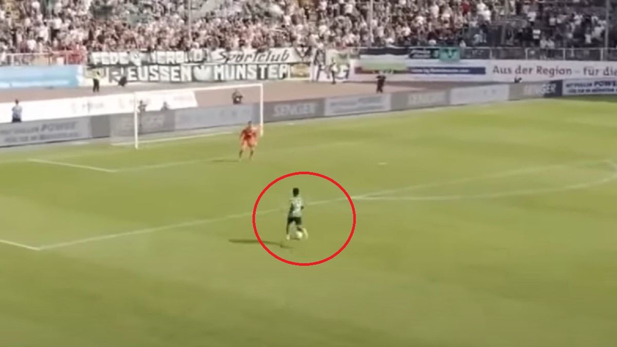 Henok Teklab pędzi na bramkę rezerw 1.FC Koeln