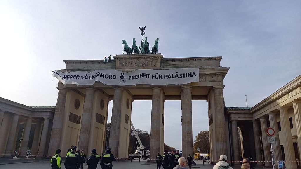 Podjechali podnośnikiem. Aktywiści wspięli się na Bramę Brandenburską
