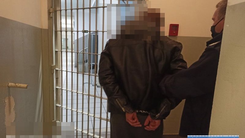 Lubin. Pobili 74-latka dla telefonu. Trafili za kratki