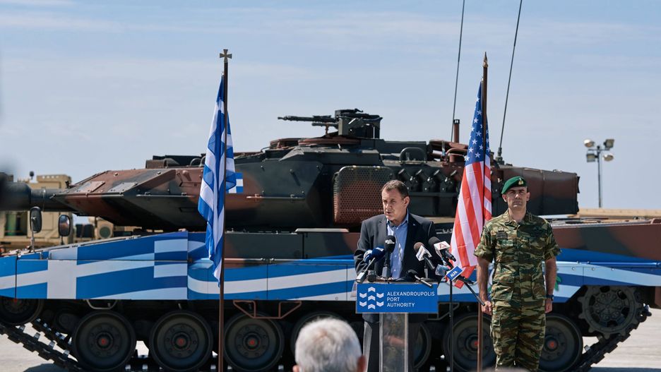 Defender- Europe 21 DV Day at Alexandroupoli Portepa09183892 Greek National Defense Minister Nikos Panagiotopoulos (L) speaks in front of the anniversary tank that paraded in Athens for the 200 years since the Greek revolution, at the Alexandroupoli Port during Defender- Europe 21 DV Day, in Alexandroupoli, northen Greece, 07 May 2021. The Defender Europe 2021 exercise belongs in the framework of the Greece-United States strategic defense collaboration. The upgrade of the northern Greek port of Alexandroupolis to allow large ships to berth and heavy military equipment to be loaded and unloaded were the focus of comments by Greek National Defense Minister Nikos Panagiotopoulos, who received representatives of participants in the Defender Europe 2021 exercise on site on 07 May.  EPA/DIMITRIS ALEXOUDIS Dostawca: PAP/EPA.DIMITRIS ALEXOUDIS