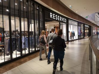 Pandemia uderzyła w sklepy. Sprzedaż ubrań spadła