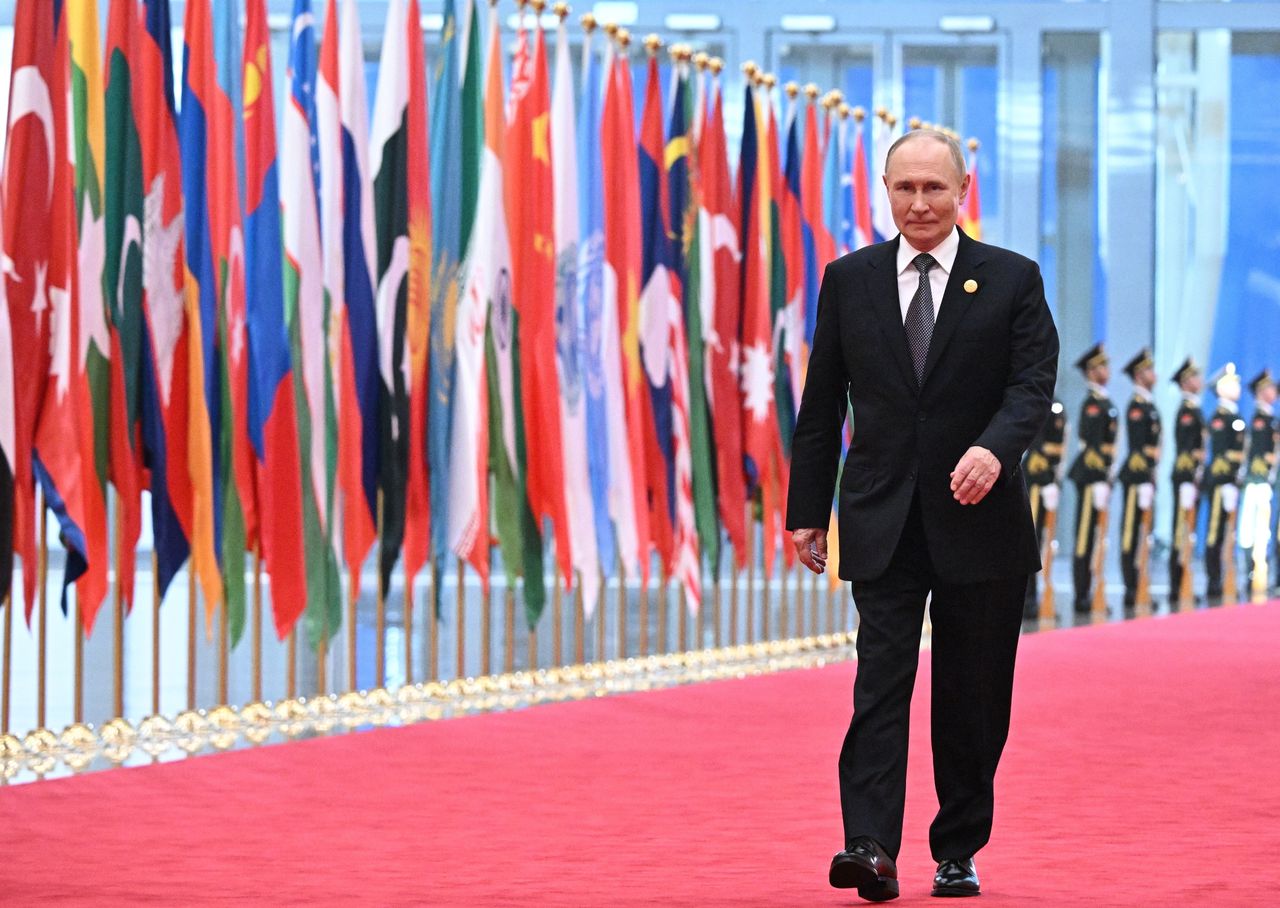 Putin nie porusza prawą ręką, gdy chodzi. Jest naukowe wyjaśnienie