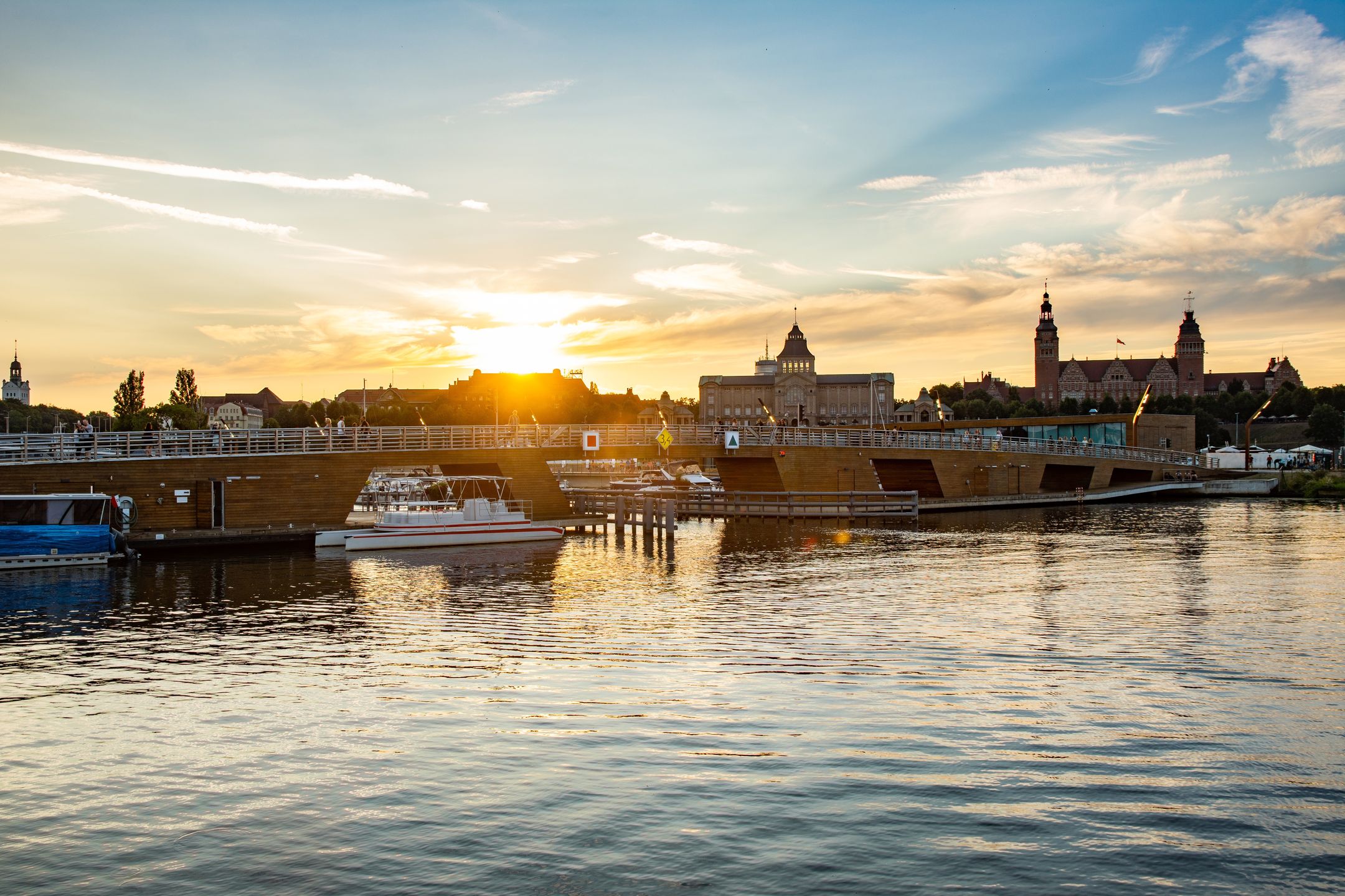 www.danielszura.pl
statki, rzeka, szczecin, port, wybrzeże, woda, chmury, zachód, żaglówki, żagle, kotwica, miasto, architektura, odbicie, piesi, transport, podróż