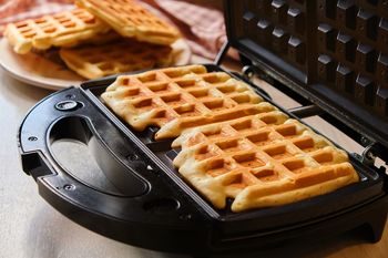 Wlewam pół szklanki do ciasta. Gofry wychodzą pulchne i przyjemnie chrupiące