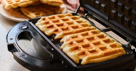 Wlewam pół szklanki do ciasta. Gofry wychodzą pulchne i przyjemnie chrupiące