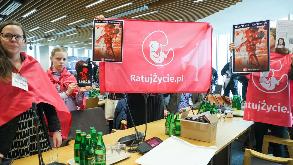 Posiedzenie nadzwyczajnej komisji ds. aborcji
Fot. Adam Burakowski/East News, Warszawa, 23.04.2024. Sejm. Komisja Nadzwyczajna do rozpatrzenia projektow ustaw dotycz?aych prawa do przerywania ciazy. Komisja  pracuje w sumie nad 4 projektami,  m.in. KO, Lewicy i Trzeciej Drogi. N/z czlonkinie fundacji pro life Ratuj Zycie.
Adam Burakowski