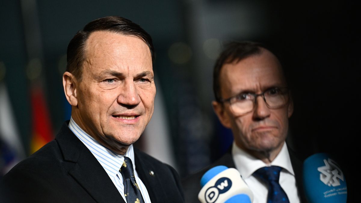 Bruksela, Belgia, 03.12.2025. Minister spraw zagranicznych RP Radosław Sikorski (L) i minister spraw zagranicznych Norwegii Espen Barth Eide (P) podczas wypowiedzi dla mediów nt. mechanizmu PURL, przed posiedzeniem ministrów spraw zagranicznych państw NATO, 3 bm. w Brukseli. Poprzez uruchomiony w sierpniu mechanizm PURL kraje NATO finansują zakupy broni i amunicji z amerykańskich zapasów, które następnie trafiają do Ukrainy, odpierającej od 2022 roku inwazję Rosji. (mr) PAP/Wiktor Dąbkowski