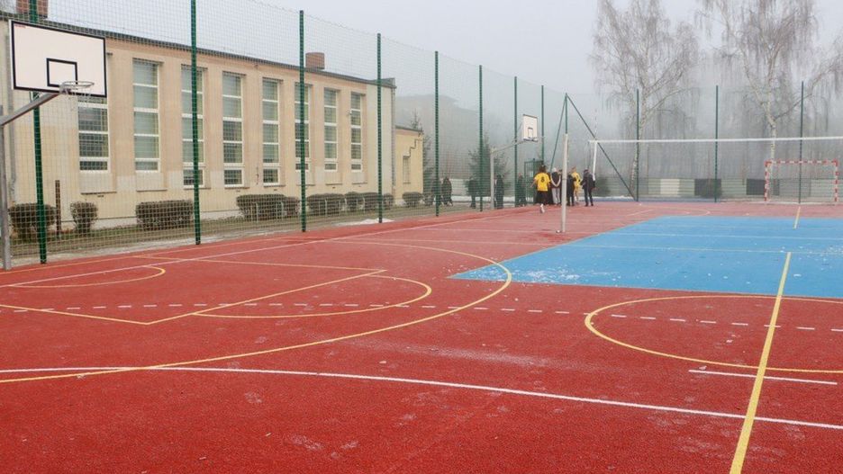 Zakończyła się budowa nowoczesnego, wielofunkcyjnego boiska przy Zespole Szkół Ogólnokształcących nr 4 w Legnicy