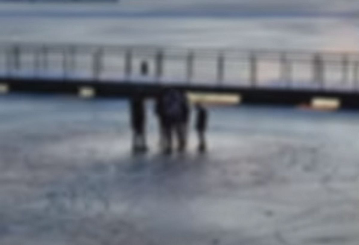 O krok od tragedii w Sosnowcu. Dzieciaki chciały przebić taflę lodu