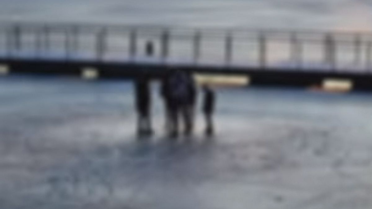 O krok od tragedii w Sosnowcu. Dzieciaki chciały przebić taflę lodu