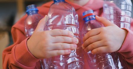 Zaskakująca sytuacja. Zapłacimy UE niższy podatek od plastiku