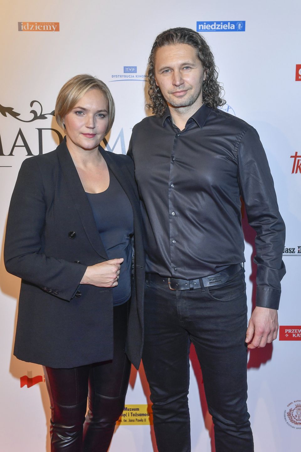 Dominika i Michał Chorosińscy pozują na ściance na premierze filmu fundacji ojca Rydzyka