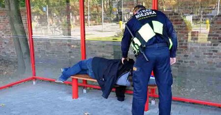 Warszawa: Znaleźli go pod ławką. Nie był w stanie podać danych
