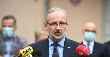 Rząd bierny wobec pandemii? Niedzielski: my wybieramy "drogę środka"