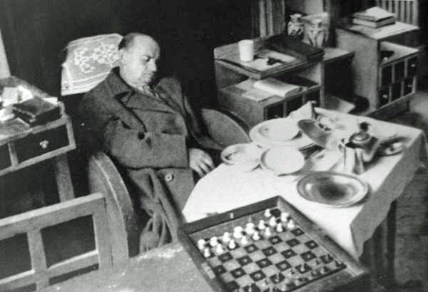 Zwłoki Aleksandra Alechina znalezione w hotelu. Rok 1946. źródło: https://en.chessbase.com/