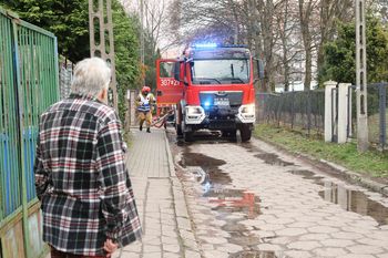 Łódź: Pożar altany na Chojnach. Ogień przeniósł się na sąsiedni dom. Na miejscu jest kilka zastępów straży pożarnej