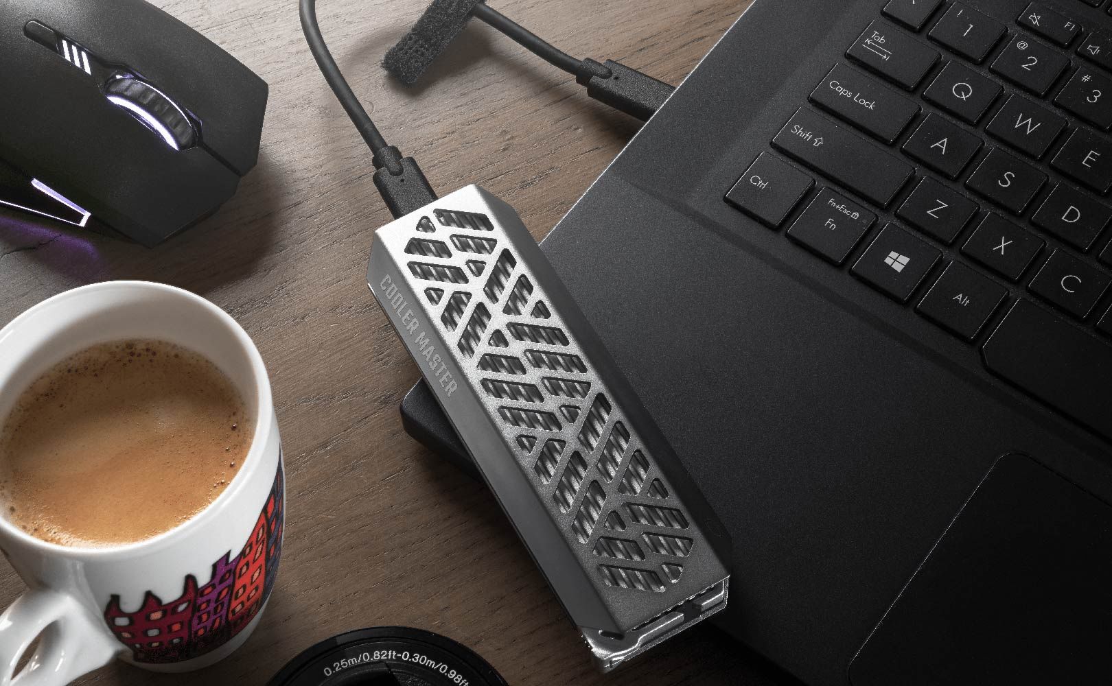 Cooler Master Oracle Air podłączona do laptopa