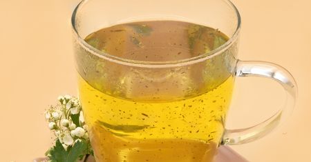 Zamiast czekać do jesieni na owoce, zbierz teraz kwiaty. Napar uspokaja i obniża ciśnienie
