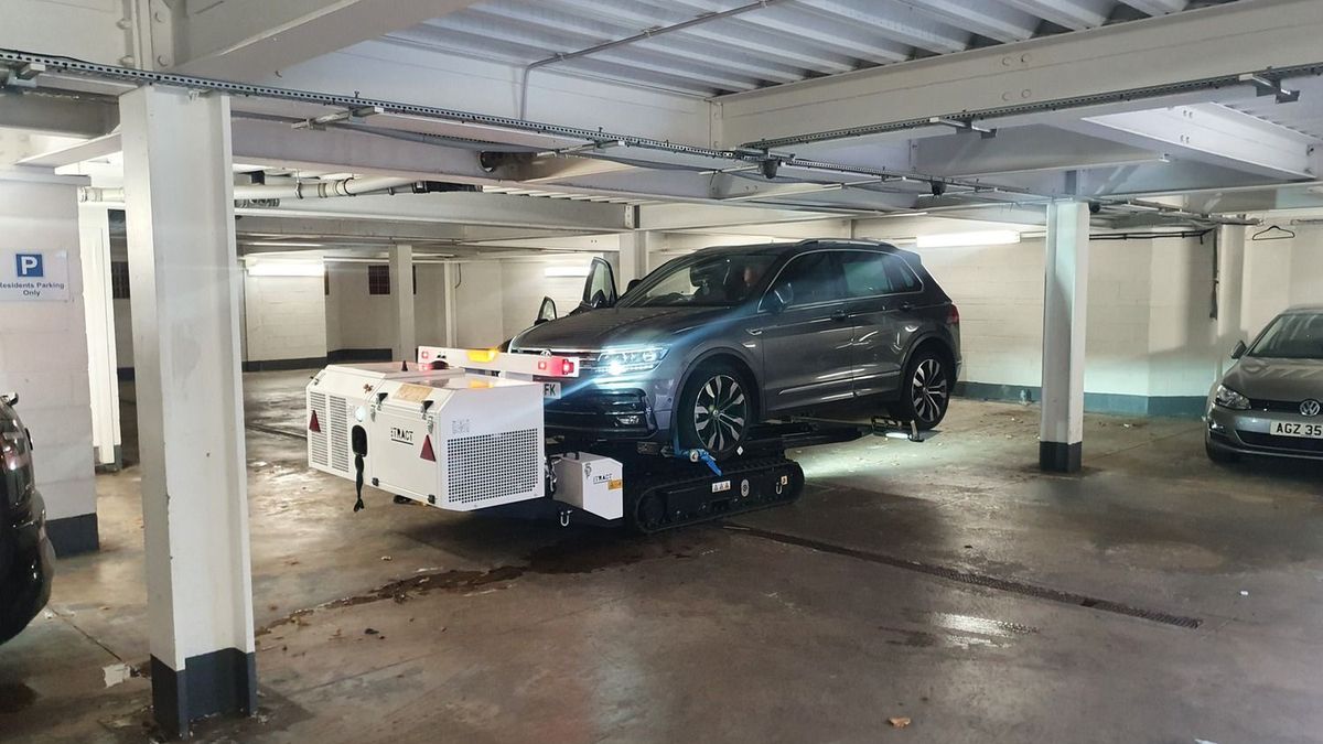 Robot potrafi unieść z ziemi pojazdy ważące do 2,5 tony