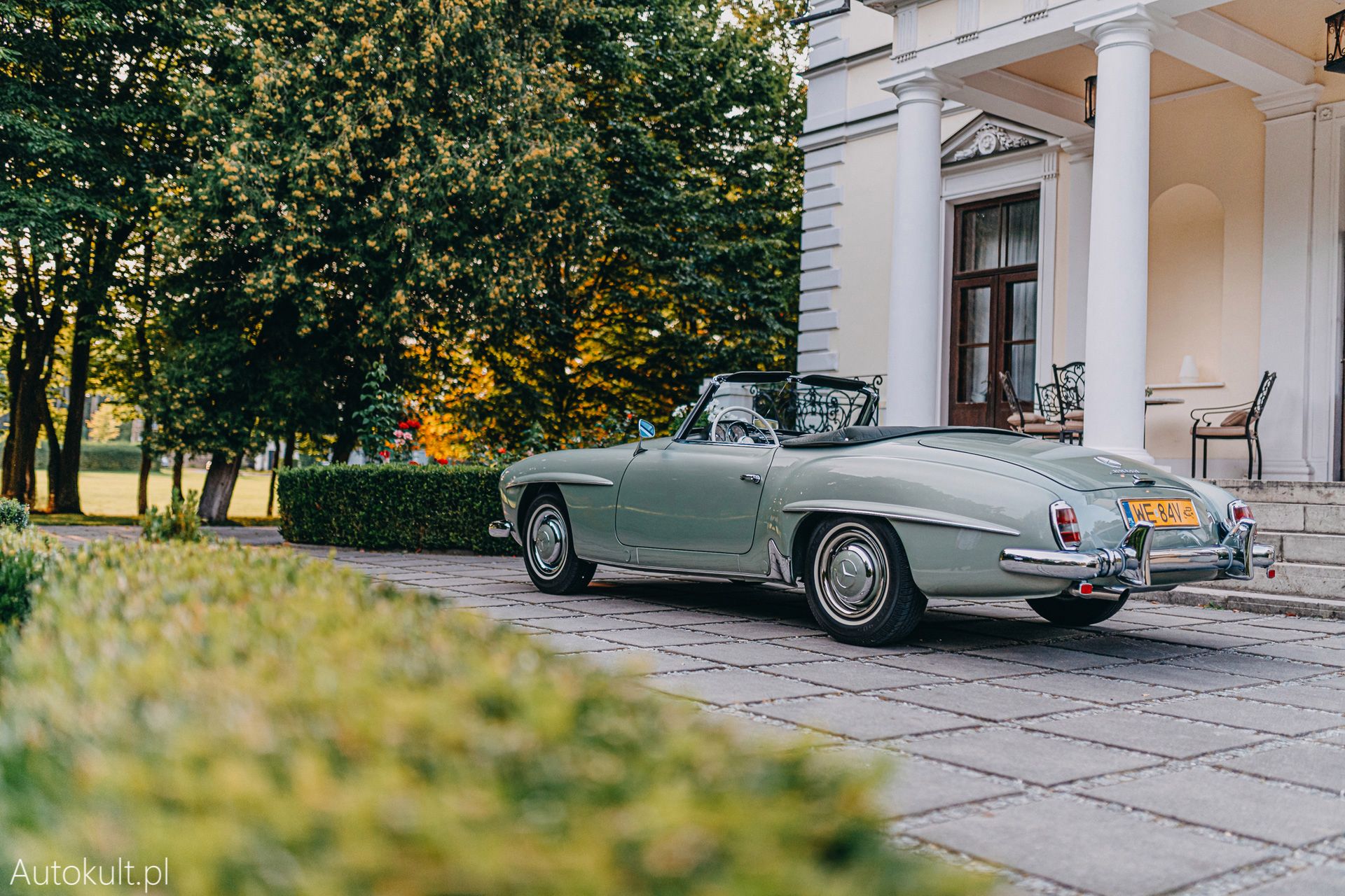 190 SL kosztował ok. 16,5 tys. marek, podczas gdy jego baza techniczna - Mercedes "ponton" zaledwie połowę tej kwoty. Warto przy tym wspomnieć, że Porsche 356 zaczynało się od 13 tys. marek, a powalający 300 SL - 29 tys. marek