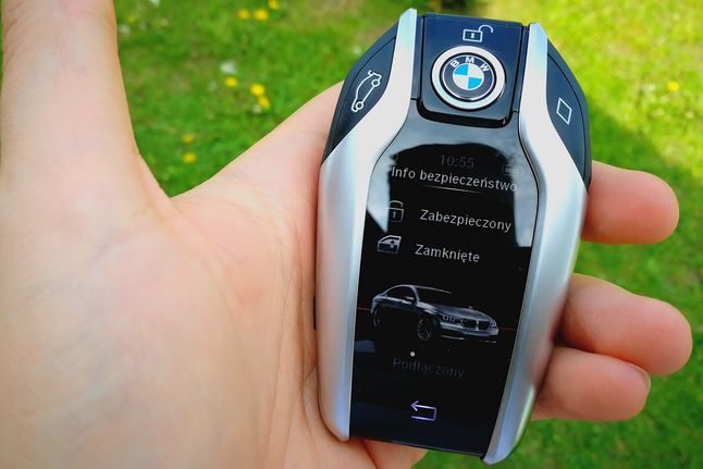 Test kluczyków do BMW, dzięki którym samochód zaparkuje się sam