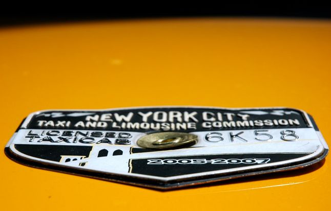 Warta milion plakietka uprawniająca do prowadzenia taksówki w Nowym Jorku (źródło: wikimedia)